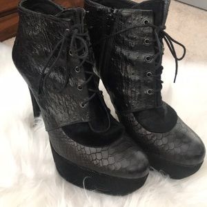 Beautiful Stuart Weitzman booties 😍